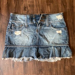 Distressed faded blue jean skirt! (Y2K)